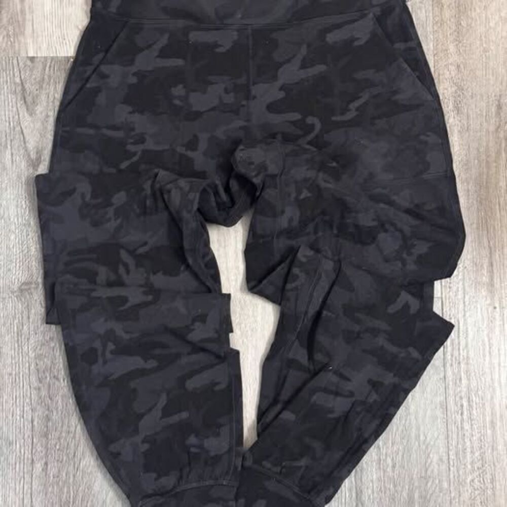 Lululemon black camo leggings size 8